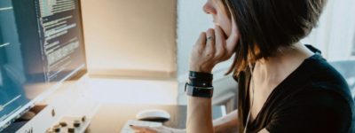 プログラミングする女性エンジニア