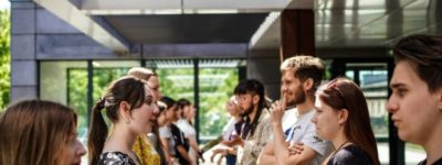 英語で国際交流する人たち