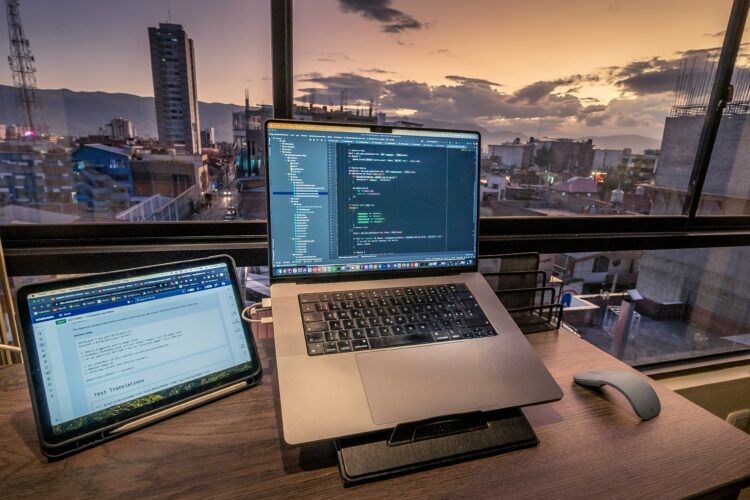 コワーキングスペースにあるパソコン