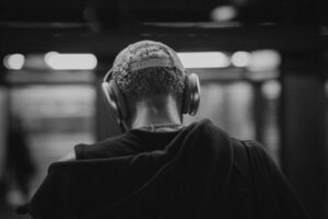 なぜ英語のヒアリングは伸びない？初学者がハマる「聴き流し」の罠