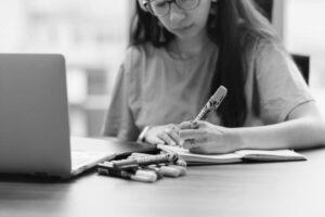 留学前の不安をなくす。「事前学習課題」にある3つの設計