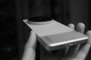 なぜ「iPhone」を選ばないのか。異端なメンター陣の3台のスマホ