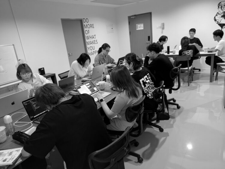 アクトハウスで勉強する生徒たち