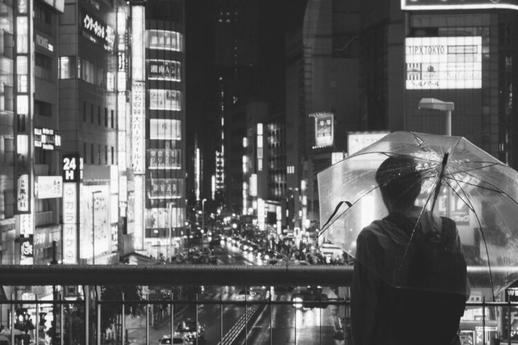 絶望しながら眺める夜の街