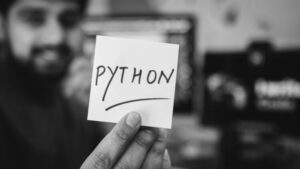 AI時代にPythonはなぜ使われ続けるのか？将来性と需要の理由