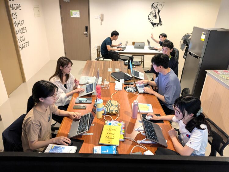 セブ島アクトハウスで勉強中の様子